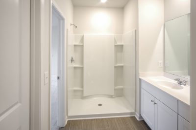 007 photo main bathroom 10569218