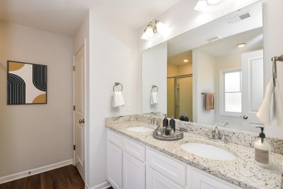 005 photos vs main bathroom 15161294