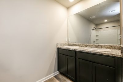 010 photo main bathroom 13286345
