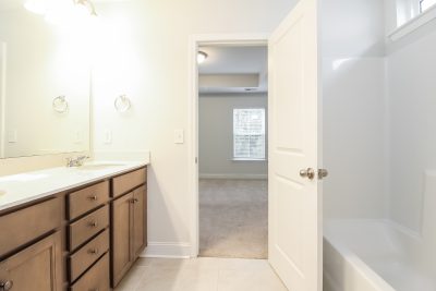 010 Main Bathroom ET44007