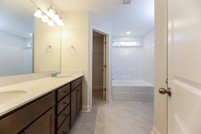 011 Main Bathroom ET44012