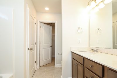 009 photo main bathroom 10576761