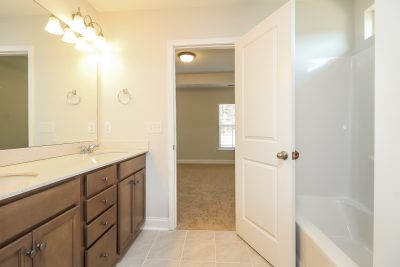 010 photo main bathroom 10576762