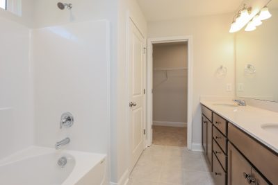 010 Main Bathroom ET44039