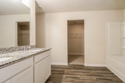 008 photo main bathroom 13780299