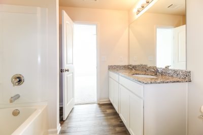 011 Main Bathroom ET51167