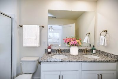 004 017 photo vs main bathroom 15045157