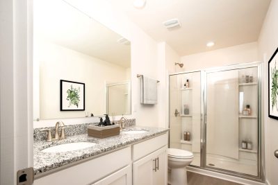 004 017 photo vs main bathroom 15144465