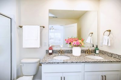 004 017 photo vs main bathroom 15045157