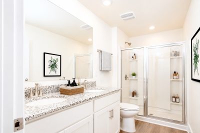 004 017 photo vs main bathroom 15144465
