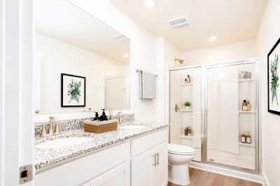 004 017 photo vs main bathroom 15144465