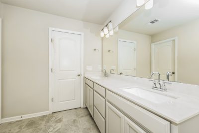010 Main Bathroom ET21158