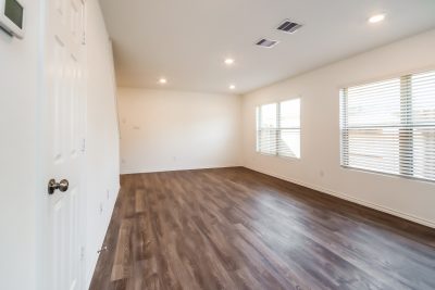 004 Living Room ET31387