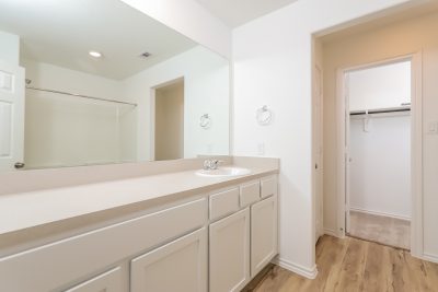 009 Main Bathroom ET51280