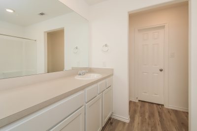 011 Main Bathroom ET51280