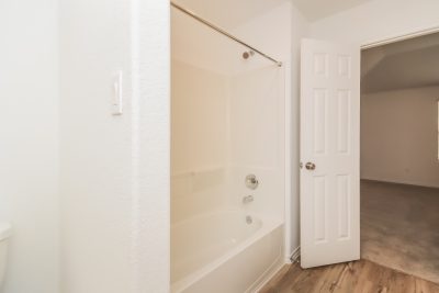 012 Main Bathroom ET51280