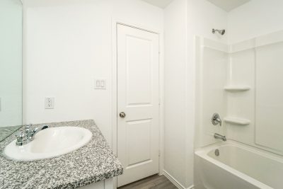 008 photo main bathroom 12566376