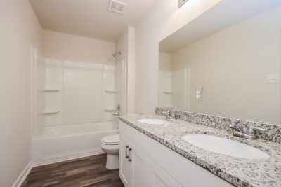 008 Main Bathroom ET61040