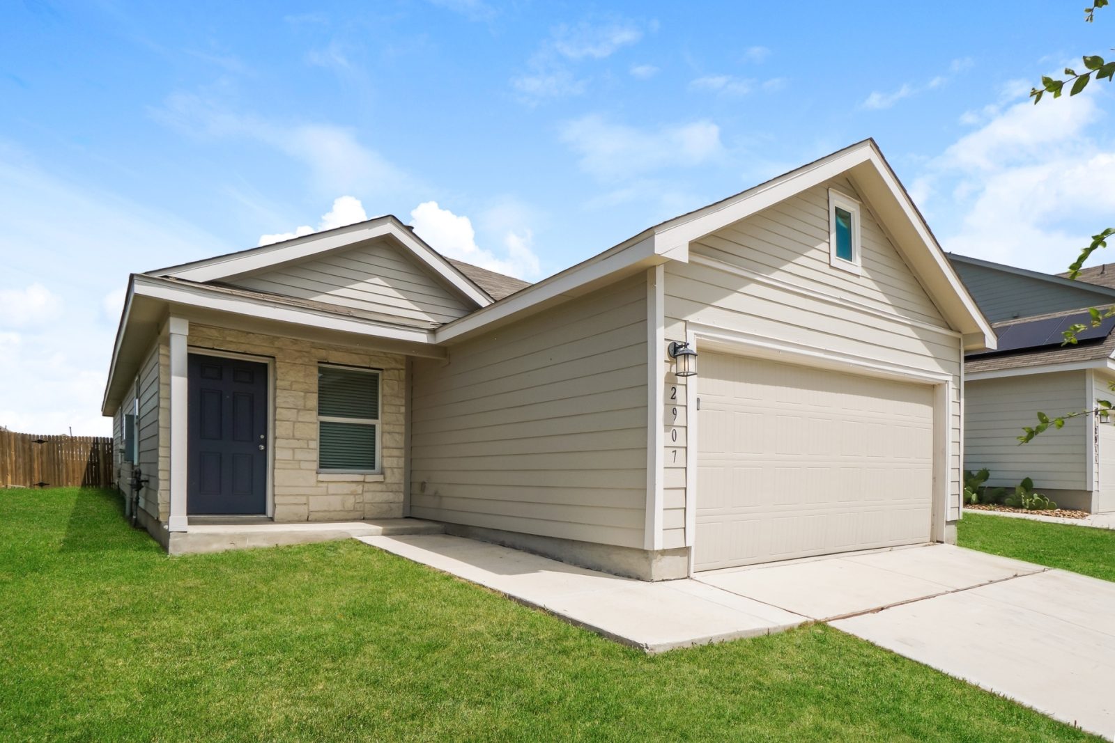 000 photo front view 15532578