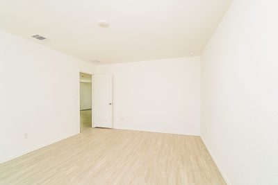 008 9 photo Main Bedroom 13a34194 b5f5 4a86 92b1 739303c313c5