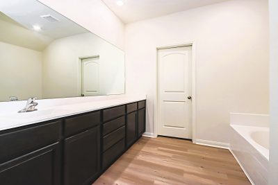009 008 photo main bathroom 10363803