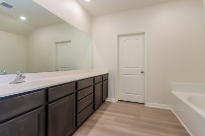 010 Main Bathroom ET31342
