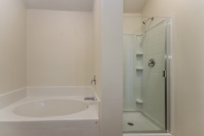 011 Main Bathroom ET31342