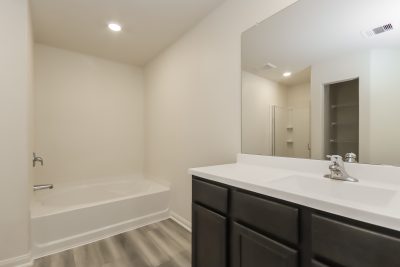 009 Main Bathroom ET31390