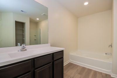 009 Main Bathroom ET31391