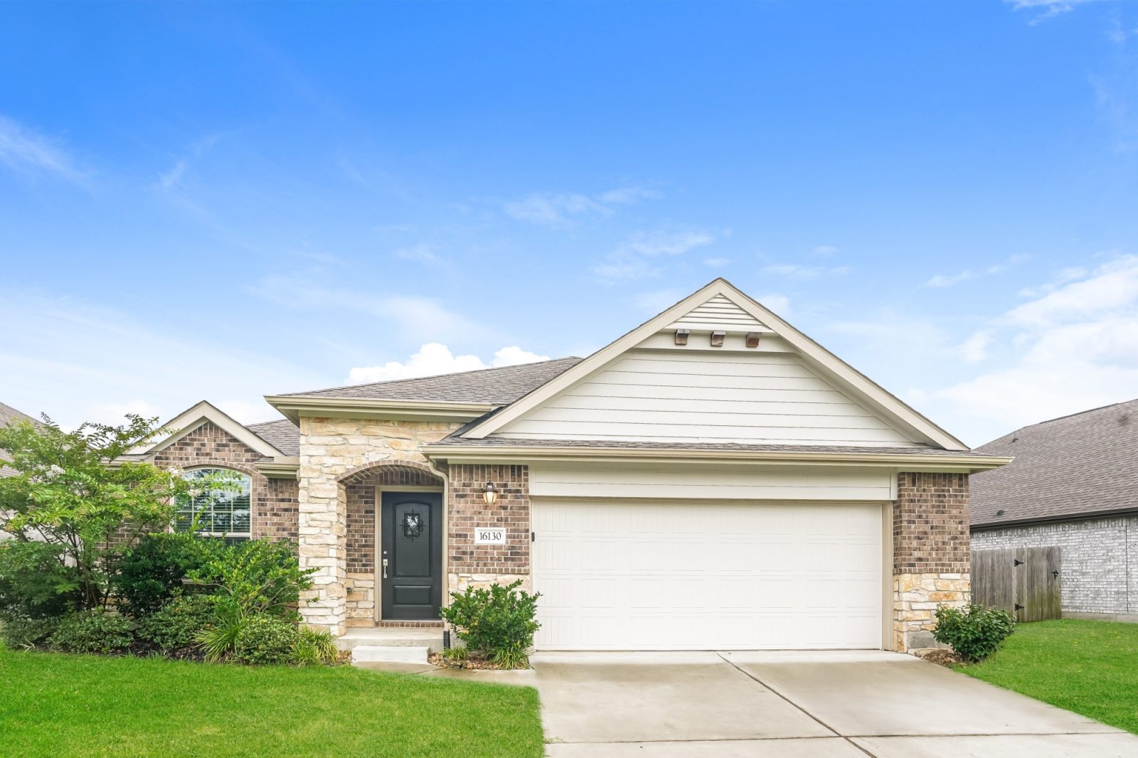 000 photo front view 14624710