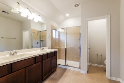 007 photo main bathroom 13649982