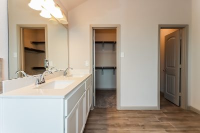 007 photo main bathroom 12269946