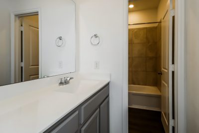 011 photo main bathroom 10139023