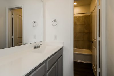 012 Main Bathroom ET51304