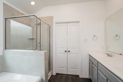 012 Main Bathroom ET71086