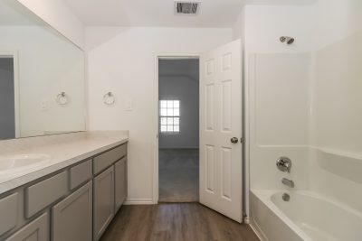 008 photo main bathroom 15246401