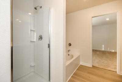 011 Main Bathroom ET31396