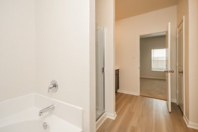 011 Main Bathroom ET31397