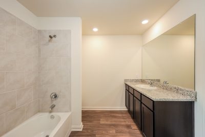 009 Main Bathroom ET31394