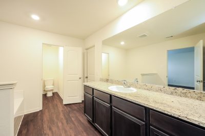 009 Main Bathroom ET71046
