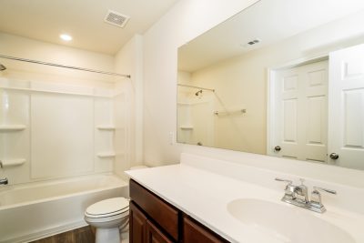 010 Main Bathroom ET71069