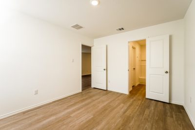 007 photo main bedroom 11990099