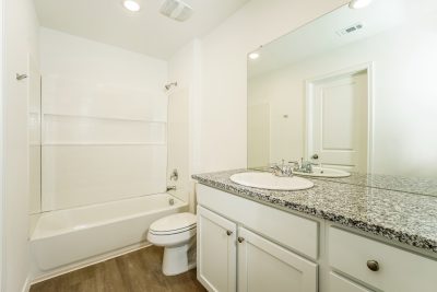 008 photo main bathroom 11990100