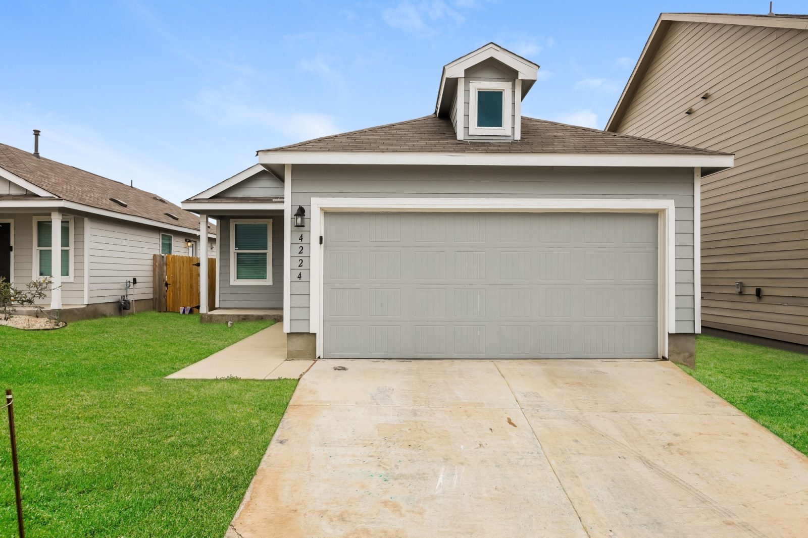 000 Front View 13612250