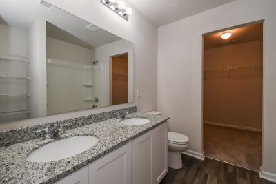 010 photo main bathroom 10021100