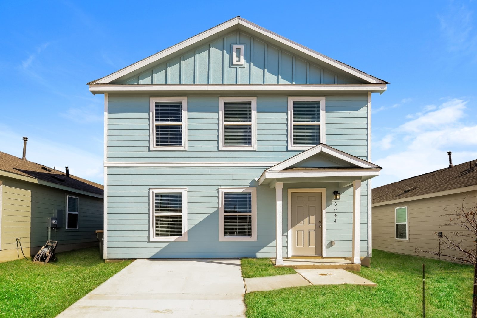 000 photo front view 12366197