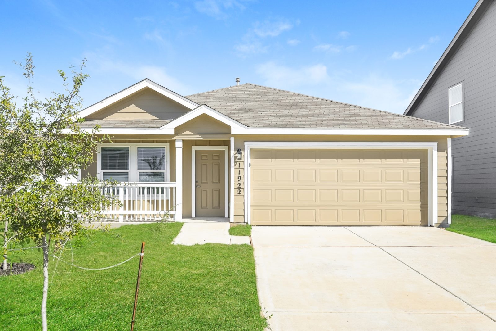000 Front View 12279271