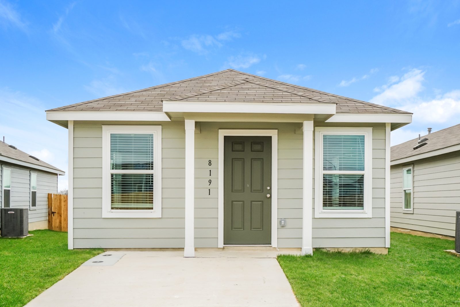 000 Front View 12515773