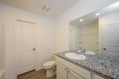 008 photo main bathroom 12364576