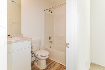 010 Main Bathroom ET51173